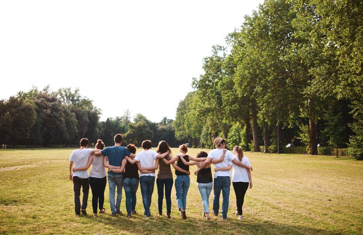 Leitungsteam von Brückenbogen FfO im Park